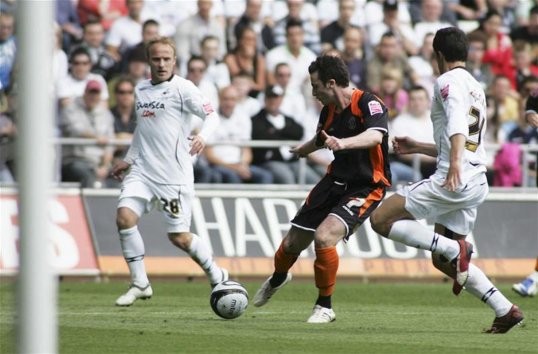 Northampton have signed striker Roy O’Donovan on a short-term contract until the end of the season.