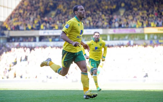 Norwich City winger Elliott Bennett has signed a new two-year contract at Carrow Road.