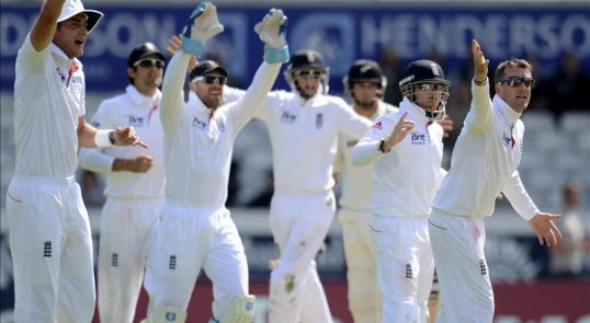 New Zealand suffered a tremendous batting collapse as England’s bowling line up tore through the order during a thrilling afternoon session at Headingly.