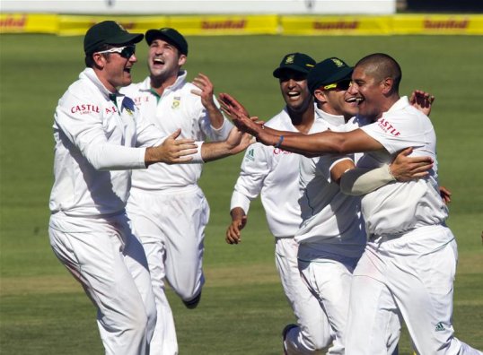 New Zealand trail South Africa by 247 runs with just six wickets remaining between them and a second consecutive innings defeat.