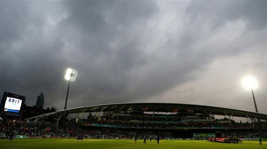 New Zealand lead Bangladesh by 85 runs after rain forced an early end to the fourth day of the first Test.