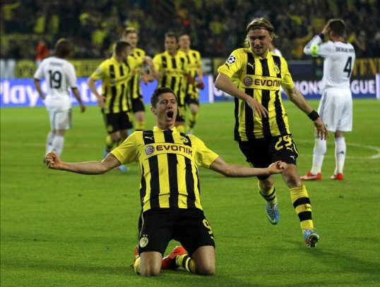 Former Arsenal striker Alan Smith believes that “number 9” forwards in the mould of Borussia Dortmund’s Robert Lewandowski are invaluable in the modern game.