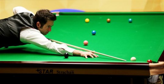 Ronnie O’Sullivan has progressed into the semi-finals of the World Snooker Championship after beating Stuart Bingham 13-4 at the Crucible.