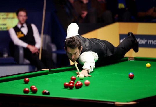 Ronnie O’Sullivan has taken an overnight lead of 14 frames to 10 against Judd Trump in their World Snooker Championship semi-final.