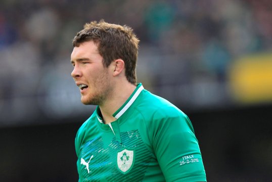 Munster forward Peter O'Mahony has signed a contract extension to keep him at the province until the summer of 2015.