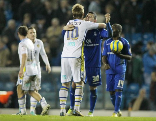 Spanish football expert Guillem Balagué has revealed that Leeds United’s Luciano Becchio is close to a move away from the Yorkshire club.