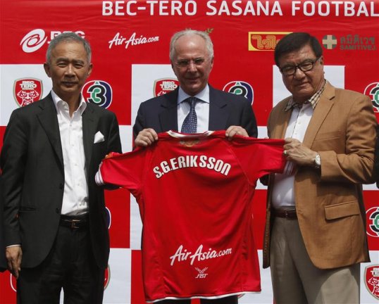 Former England manager Sven-Goran Eriksson has claimed in his new autobiography that he signed a contract in 2002 for Manchester United.