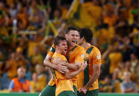 A late Brett Holman goal saved Australia from a shock defeat at the hands of Oman to end the game in a 2-2 draw.