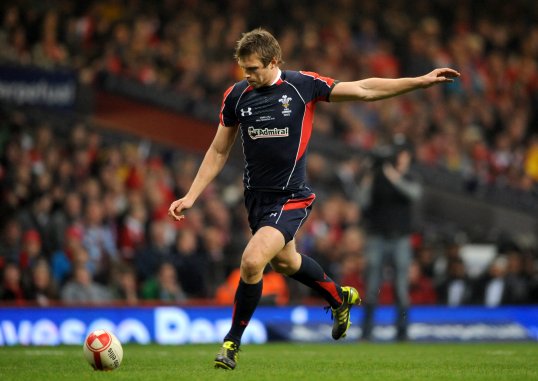 Two Toulouse tries earned the hosts a five point half-time lead over Ospreys in their European Cup clash.