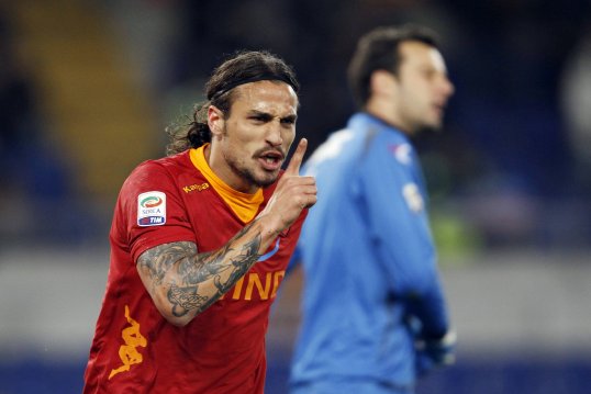 Roma forward Pablo Daniel Osvaldo has denied rumours he had a fight with his team-mate Erik Lamela after the side's 4-1 deafeat by Juventus.