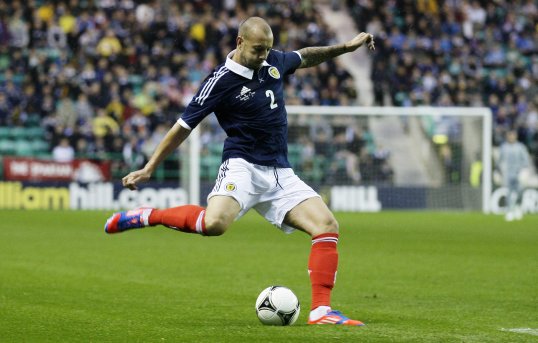 Nottingham Forest have signed Alan Hutton on an emergency loan until 2 January.