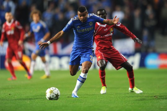 Paris St Germain are understood to be setting their sights on making another bid on Chelsea defender Ashley Cole.