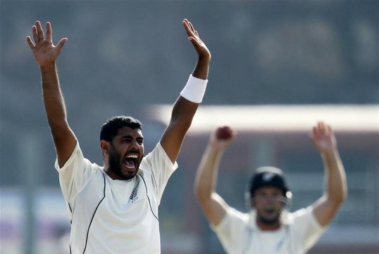 New Zealand off-spinner Jeetan Patel has signed a new deal to be Warwickshire’s overseas player in 2013 after helping the Bears to their seventh County Championship title.