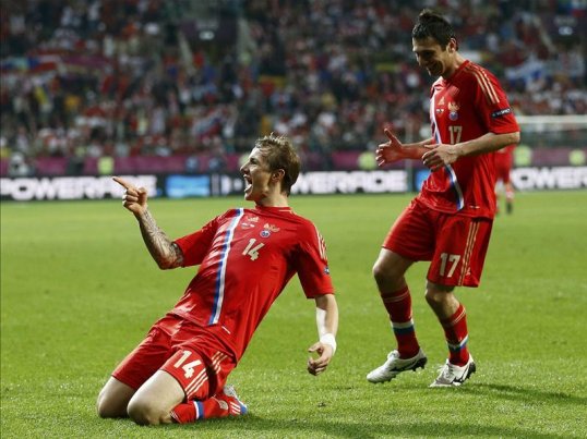 Former Tottenham Hotspur striker Roman Pavlyuchenko threatened to cut out the tongue of a Russian football commentator, who criticised the player for partying too hard.