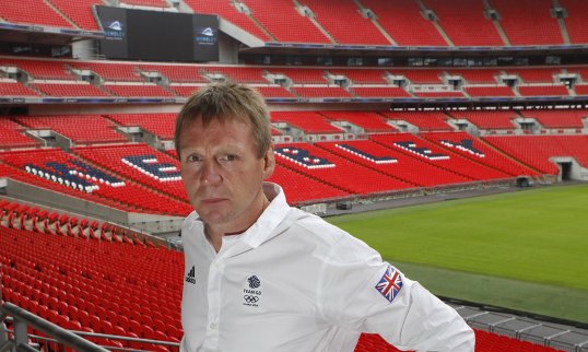 Stuart Pearce has pleaded with England manager Roy Hodgson to let Arsenal winger Alex Oxlade-Chamberlin play in his Under-21 side.