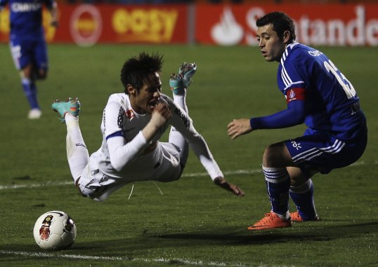 Brazil legend Pelé has said he does not think Neymar is physically up to playing in the Premier League.