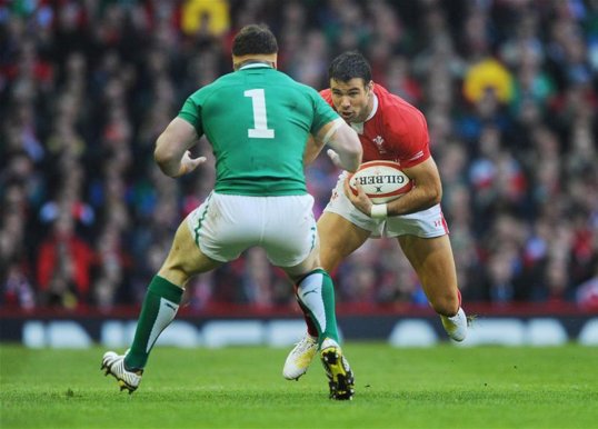 Scrum-half Mike Phillips has said he wants Wales to show “no fear” when they take on France in Paris in the Six Nations.