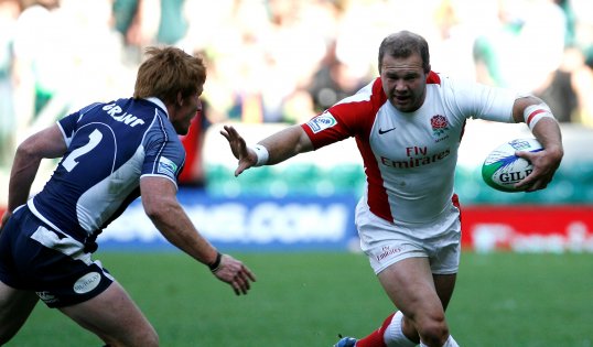 Former Stade Français and Gloucester wing Ollie Phillips has been recalled to the England rugby sevens squad for the defence of their Dubai Sevens title.