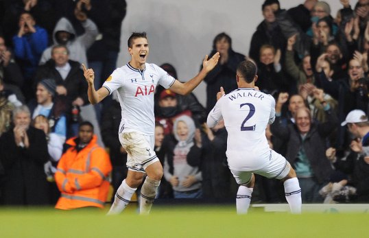 Tottenham Hotspur winger Erik Lamela has insisted he does not feel weighed down by his £30 million price tag.
