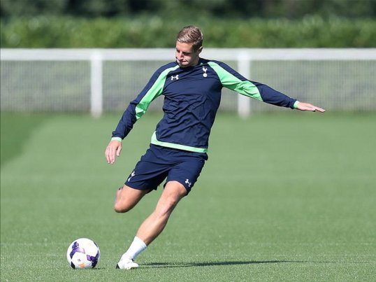 Tottenham Hotspur have confirmed that captain Michael Dawson has signed a new three-year deal at the club.