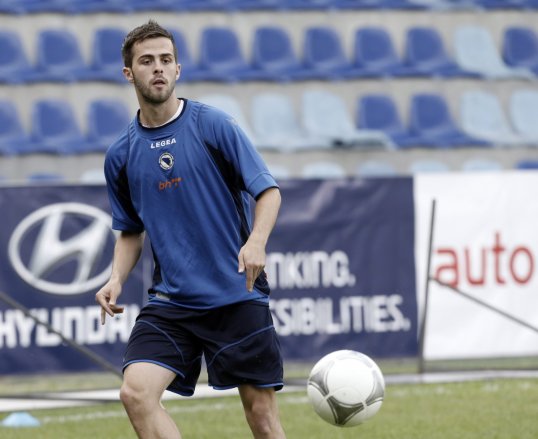 The agent of Roma midfielder Miralem Pjanic has again insisted his client will not leave the club this summer.