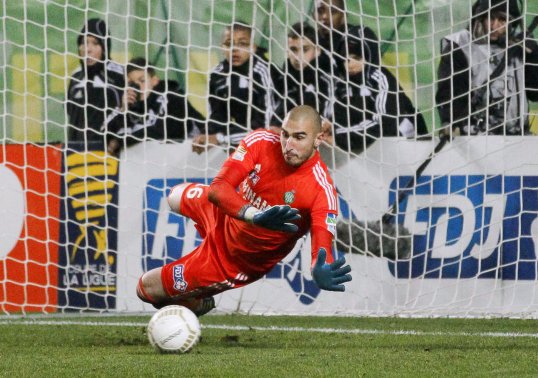 St Etienne goalkeeper Stephane Ruffier is being monitored by several English and Italian clubs, according to his agent.