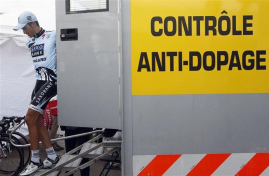 Spanish police in Murcia have smashed a doping ring that had been both producing and distributing a number of products including plasma, clenbuterol, testosterone and anabolic steroids, making a number of arrests including former pro rider José L