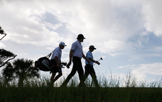 Australian billionaire Clive Palmer has resolved a dispute with PGA officials after locking them out of his resort over the weekend.