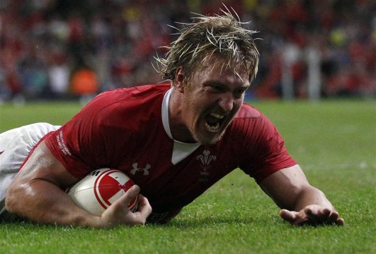Sale Sharks back-row forward Andy Powell has switched codes to join Super League club Wigan Warriors from next month.