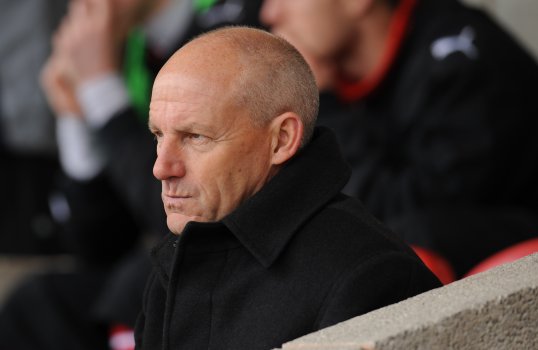 Steve Coppell has been installed as the early bookmakers' favourite to succeed Dougie Freedman at Crystal Palace.
