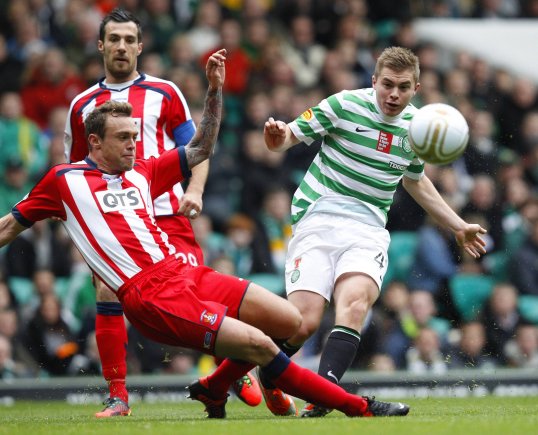 Celtic’s advantage at the top of the league stayed at one point after losing to Inverness Caledonian Thistle while Aberdeen climbed into second with victory over Hibernian.