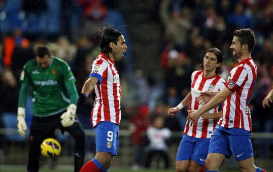 Atlético Madrid kept their dreams of winning the Primera División flickering after they convincingly beat Real Zaragosa 2-0 at home, but are still some way off catching Barcelona.