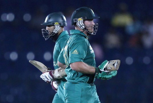 South Africa and Sri Lanka have become the first teams to qualify for the knockout stage of the World T20.
