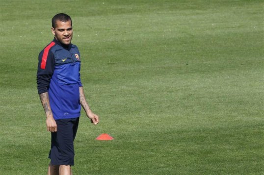 Ligue 1 champions Paris Saint Germain are preparing a bid for Barcelona right-back Dani Alves, according to reports in France.
