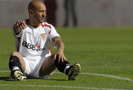 Queens Park Rangers have announced the signing of striker Javier Chevanton on a three-month contract.