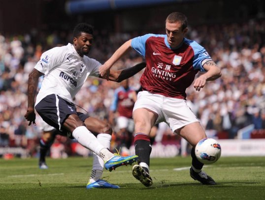 Queens Park Rangers have announced that defender Richard Dunne has signed a one-year deal at Loftus Road.