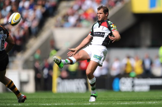 Harlequins have offered fly-half Nick Evans three-year contact in the hope of cementing the star player at The Stoop.