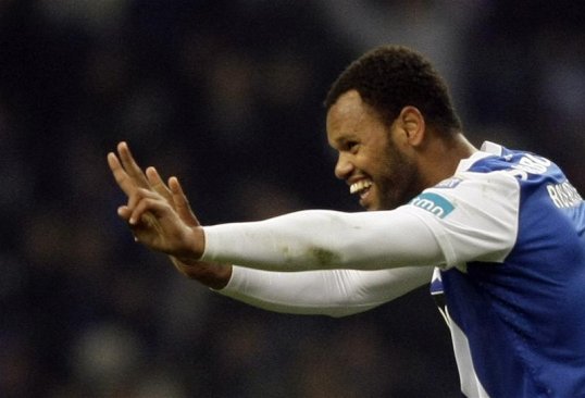 Queens Park Rangers chairman Tony Fernandes will make a last ditch attempt today to sign Porto defender Rolando.
