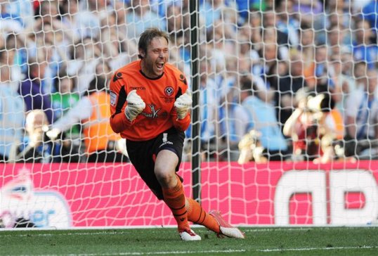 Former England Under-21 cap Steve Simonsen, who played eight games for Dundee at the tail end of last season, has arrived at Rangers on trial.