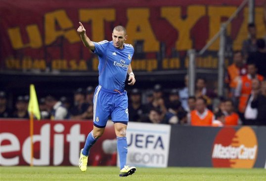Real Madrid are opposed to selling striker Karim Benzema to Arsenal despite fierce fan criticism of the player, according to reports in Spain.