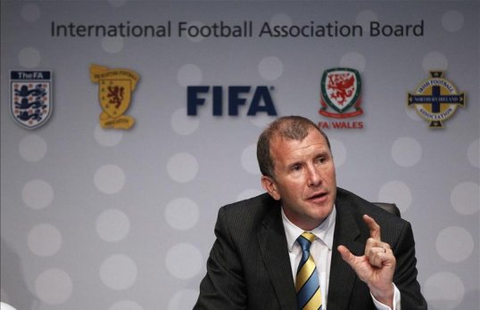 The Scottish Premier League and Scottish Football League have agreed in principle on restructuring plans for Scottish football including a merger of the two organisations.