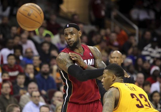 The Miami Heat extended their unbeaten run to 24 games with a 98-95 victory over the Cleveland Cavaliers.
