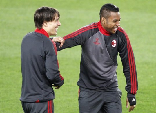 Ex-Manchester City striker Robinho said he wants to sign a new contract with AC Milan, ending speculation about a possible move away from Serie A.