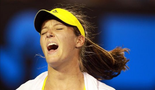 British number one Laura Robson lost 6-4 4-6 6-2 to Paula Ormaechea in their Fed Cup play-off at the Parque Roca, Buenos Aires on Sunday.