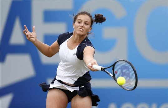 British number one Laura Robson eased through to the second round of the Aegon International in Eastbourne with a 6-3 6-2 victory over Yuliya Beygelzimer.