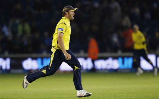 Yorkshire spinner Azeem Rafiq has been ruled out of action for six weeks after sustaining a knee injury.