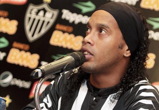 Atlético Mineiro forward Ronaldinho and Queens Park Rangers goalkeeper Júlio César have been recalled by Luis Felipe Scolari in his first Brazil squad.