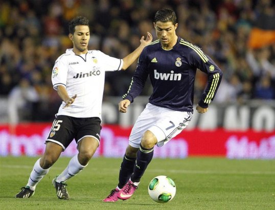 Real Madrid president Florentino Pérez and striker Cristiano Ronaldo are to hold talks in May to try to resolve the situation over the Portuguese's new contract.