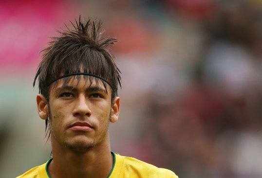 Former Brazil striker Ronaldo has told Santos striker Neymar not to listen “to what people are saying”.