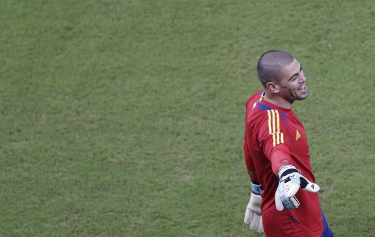 Barcelona president Sandro Rosell still hopes to convince goalkeeper Victor Valdes to sign a new contract at the Camp Nou.